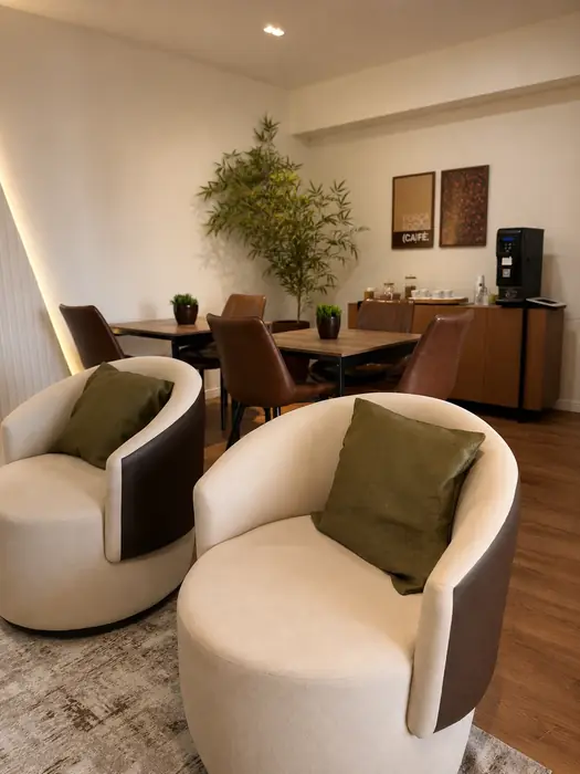 Lounge de convivência com poltronas e copa da Sarb Office