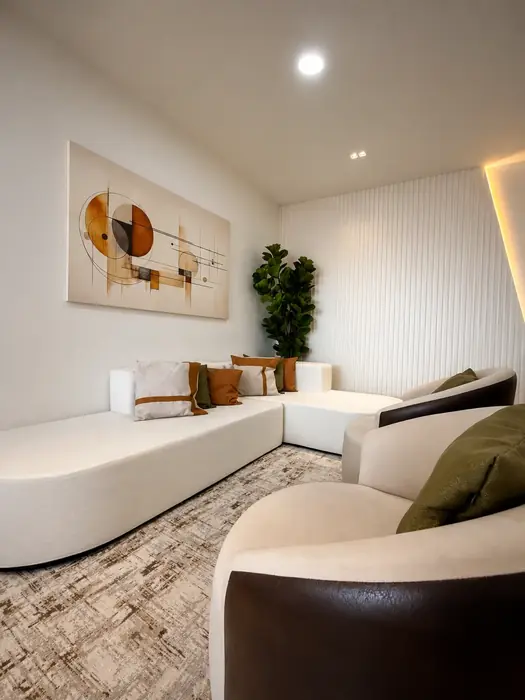 Lounge de estar da Sarb Office com poltronas e obra de arte