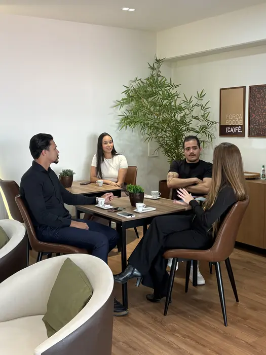 Pessoas conversando em ambiente de networking da Sarb Office
