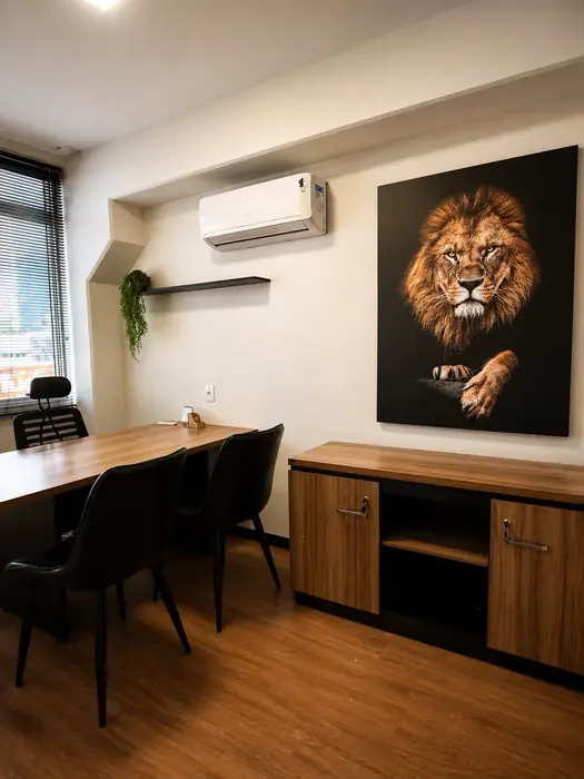 Sala privativa da Sarb Office com mesa de trabalho e quadro decorativo
