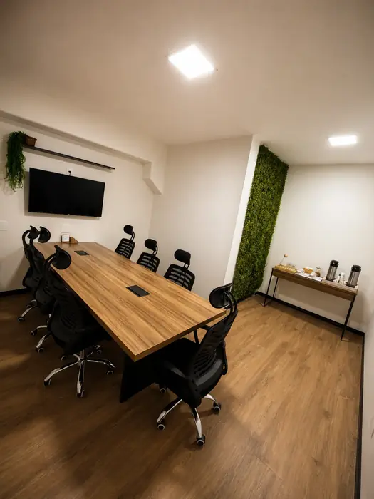 Sala de reunião da Sarb Office com mesa para até 9 pessoas e TV